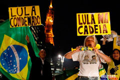 El expresidente brasileño Lula, condenado a casi 10 años de prisión por corrupción Varias personas celebran la condena a Lula, en Sao Paulo, el 12 de julio de 2017