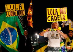 Varias personas celebran la condena a Lula, en Sao Paulo, el 12 de julio de 2017