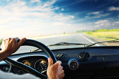 Los servicios de Uber-España deberían disponer de licencia administrativa previa para su prestación Una persona conduciendo un coche