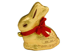 Dos conejos de chocolate con lazo rojo