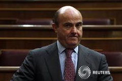 El panel de previsiones de Funcas empeora la proyección de déficit y paro En la imagen, el ministro de Economía, Luis de Guindos, el 19 de diciembre de 2012 en el Congreso