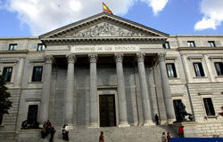 El Congreso aprueba eliminar los blindajes a empresas cotizadas la entrada del Congreso de los Diputados