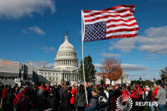 El Gobierno de Trump anuncia la retirada oficial de EEUU del acuerdo de París Activistas realizan una manifestación contra el calentamiento global en Washington, frente al Congreso. 1 de noviembre 2019