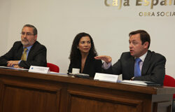 Inspectores de Hacienda proponen un plan especial de actuación de la Administración Tributaria para luchar contra el fraude fiscal en época de crisis Una foto tomada durante el evento, donde están sentados tres ponentes