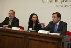 Una foto tomada durante el evento, donde están sentados tres ponentes