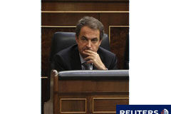 Zapatero: La mejora de la EPA no asegura un cambio de tendencia Zapatero gesticula en el Congreso de los Diputados en Madrid el 19 de octubre de 2010.