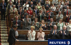 El Congreso da luz verde al techo del gasto público para 2011 el presidente del Gobierno, José Luis Rodríguez Zapatero (abajo izq.) recibe el aplauso de los diputados socialistas tras su discurso sobre el Estado de la Nación, en el Parlamento de Madrid, el 14 de julio de 2010.
