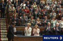 el presidente del Gobierno, José Luis Rodríguez Zapatero (abajo izq.) recibe el aplauso de los diputados socialistas tras su discurso sobre el Estado de la Nación, en el Parlamento de Madrid, el 14 de julio de 2010.