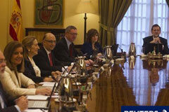 El Gobierno lanza la primera salva de sus medidas de austeridad Mariano Rajoy (D), preside su primer Consejo de Ministros en el Palacio de la Moncloa