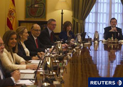 Mariano Rajoy (D), preside su primer Consejo de Ministros en el Palacio de la Moncloa