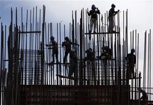 Unos obreros trabajando en la construcción de un edificio.