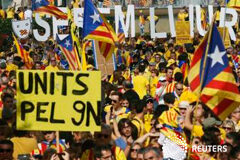 El Gobierno recurrirá la consulta catalana ante el Tribunal Constitucional Manifestantes a favor de la independencia durante una manifestación en Barcelona, el 19 de octubre de 2014