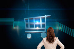 La suspensión por prejudicialidad civil en los procedimientos judiciales con cláusula IRPH Una mujer de espaldas mirando a un carrito de la compra