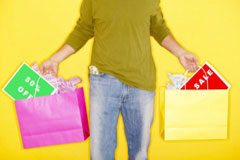 La problemática de las reglas imperativas sobre competencia territorial en las demandas de consumo Una persona con bolsas de compra