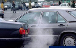 Más pruebas de que la contaminación daña el corazón coches emitiendo gases en París, en una imagen de archivo de febrero de 1999, donde un estudio halló hace años que la contaminación del aire era responsable de varias muertes al año.