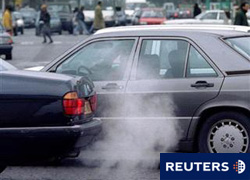 coches emitiendo gases en París, en una imagen de archivo de febrero de 1999, donde un estudio halló hace años que la contaminación del aire era responsable de varias muertes al año.