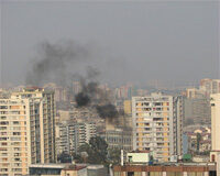 La gestión de suelos contaminados Ciudad vista desde lejos con su contaminación.