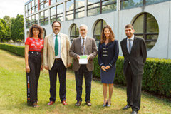 Profesores de la UPNA analizan en un libro colectivo los cambios legales aprobados por la UE en materia de contratación pública Investigadores de la UPNA que han participado en este libro. De izq. a dcha.: Gemma Angélica Sánchez Lerma, José F. Alenza García, Martín María Razquin Lizarraga, Miren Sarasíbar Iriarte y Aritz Romeo Ruiz.