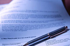 La actual configuración de los contratos menores con la nueva Ley de Contratos del Sector Público Contrato en papel con un bolígrafo encima.