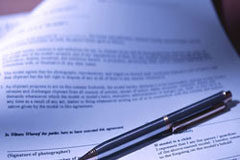 ¿La nueva ley de contratos regala los peces o enseña a pescar? Un contrato con un bolígrafo encima.