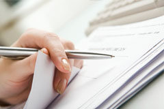 Acerca de la eventual obligación de contratar a otro trabajador para cubrir la reducción de jornada de un trabajador relevista Firma de contrato