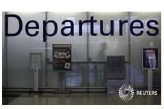 Snowden deja Hong Kong, podría dirigirse a Venezuela un pasajero camina por el control de immigración tras entrar en una zona restringida de la zona de salidas del aeropuerto de Hong Kong, el 23 de junio de 2013