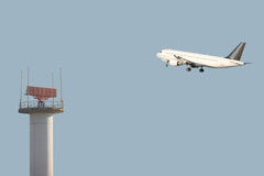 El TS confirma que la ampliación de 15 minutos a controladores aéreos destinada a formación no vulneró sus derechos Una torre de control y un avión volando.