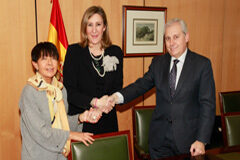 El CGPJ y el Colegio de Abogados de Madrid firman un convenio para fomento de la mediación intrajudicial Margarita Uría, Sonia Gumpert y Antonio Dorado tras la firma