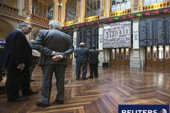 El Ibex sube a media sesión con un clima más favorable en Europa En la imagen, unos hombres conversan en la bolsa de Madrid