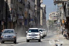 Tensión en la ONU mientras Occidente prepara un ataque en Siria Convoy con los expertos en armas químicas de la ONU el 28 de agosto, escoltado por un vehículo de los rebeldes sirios (el de la izquierda) al cruzar por una de las zonas supuestamente atacadas con gases químicos en Ghuta oriental, en las afueras de Damasc