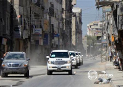 Convoy con los expertos en armas químicas de la ONU el 28 de agosto, escoltado por un vehículo de los rebeldes sirios (el de la izquierda) al cruzar por una de las zonas supuestamente atacadas con gases químicos en Ghuta oriental, en las afueras de Damasc