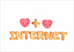 Palabra internet hecha con galletas