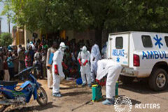 España repatria a cooperante desde Mali por sospechas de que tenga ébola Trabajadores de Salud se colocan trajes protectores fuera de una mezquita antes de desinfectarla