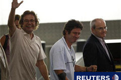 Los 2 cooperantes liberados por Al Qaeda llegan a España En la imagen, Albert Vilalta (I) y Roque Pascual (C), a su llegada al aeropuerto de Barcelona, el 24 de agosto de 2010.