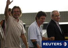 En la imagen, Albert Vilalta (I) y Roque Pascual (C), a su llegada al aeropuerto de Barcelona, el 24 de agosto de 2010.