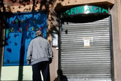 Sanidad niega que vaya a subir de inmediato el copago farmacéutico a los jubilados Un jubilado frente a una farmacia en el centro de Barcelona, en una fotografía de archivo de noviembre de 2013