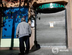 Un jubilado frente a una farmacia en el centro de Barcelona, en una fotografía de archivo de noviembre de 2013