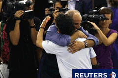 Desaparece en Mali el condenado por el rapto de los españoles Imagen de uno de los cooperantes españoles, Roque Pascual (dcha.), abrazando a un compañero tras llegar a Barcelona en la madrugada del 24 de agosto.