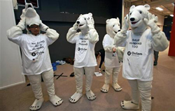 Activistas de Oxfam se disfrazan de osos polares antes de un acto en la cumbre de Copenhague el 14 de diciembre de 2009.