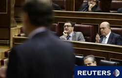 La reforma laboral afronta hoy su examen parlamentario el ministro de Trabajo, Celestino Corbacho escucha al líder del PP Mariano Rajoy durante una sesión del Congreso en Madrid, el 9 de junio de 2010.