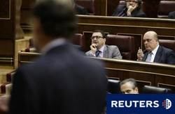 el ministro de Trabajo, Celestino Corbacho escucha al líder del PP Mariano Rajoy durante una sesión del Congreso en Madrid, el 9 de junio de 2010.