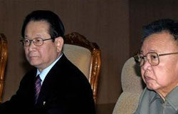 El líder norcoreano promete la desnuclearización a China En la imagen, el líder norcoreano Kim Jong-il (D) participa en una reunión con la agencia de noticias KCNA en Pyongyang en una fotografía difundida el 9 de febrero de 2010.