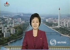 Una presentadora de la televisión norcoreana KRT anuncia el lanzamiento del satélite, en Pyongyang
