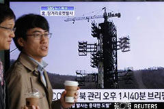 Corea del Norte sufre un revés con la caída de su cohete hombres surcoreanos pasan una pantalla mostrando un reportaje de noticias sobre el lanzamiento de un cohete en Corea del Norte, en Seúl