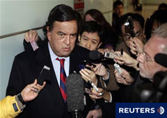 El diplomático estadounidense Bill Richardson habla a los medios tras su llegada al aeropuerto de Pekín procedente de Corea del Norte, el 21 de diciembre de 2010.