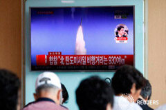 Corea del Norte lanza misil balístico antes de cumbre del G-20 Varias personas ven en televisión la noticia del lanzamiento en una estación de tren en Seúl, el 4 de julio de 2017