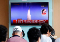 Varias personas ven en televisión la noticia del lanzamiento en una estación de tren en Seúl, el 4 de julio de 2017