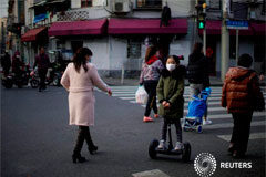 Corea del Sur eleva la alarma al máximo nivel con el aumento de casos de coronavirus Una niña con una máscara monta un scooter en una calle del centro de Shanghái, China, el 23 de febrero de 2020.