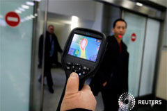 El coronavirus causa ya seis muertes en China y se confirma el contagio entre humanos Trabajadores del servicio de epidemiología de Kazajistán utilizan un escáner térmico para detectar viajeros de China que pueden tener síntomas posiblemente relacionados con el coronavirus, en el Aeropuerto Internacional de Almaty, Kazajistán. 21 de enero