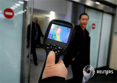 Trabajadores del servicio de epidemiología de Kazajistán utilizan un escáner térmico para detectar viajeros de China que pueden tener síntomas posiblemente relacionados con el coronavirus, en el Aeropuerto Internacional de Almaty, Kazajistán. 21 de enero